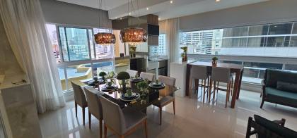 APARTAMENTO QUADRA MAR COM 04 SUÍTES TOTALMENTE MOBILIADO À VENDA NA MEIA PRAIA