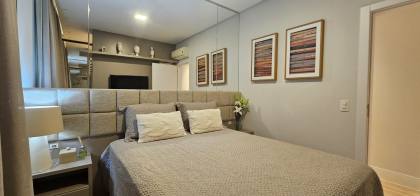 APARTAMENTO QUADRA MAR COM 04 SUÍTES TOTALMENTE MOBILIADO À VENDA NA MEIA PRAIA