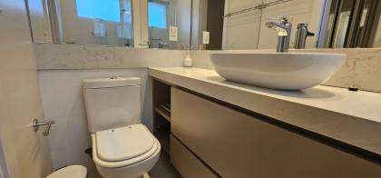 APARTAMENTO QUADRA MAR COM 04 SUÍTES TOTALMENTE MOBILIADO À VENDA NA MEIA PRAIA