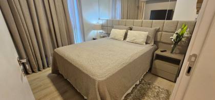 APARTAMENTO QUADRA MAR COM 04 SUÍTES TOTALMENTE MOBILIADO À VENDA NA MEIA PRAIA