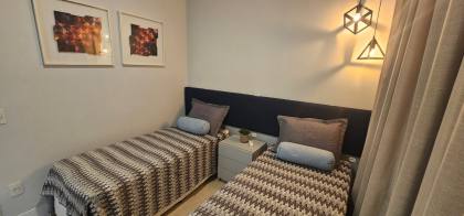 APARTAMENTO QUADRA MAR COM 04 SUÍTES TOTALMENTE MOBILIADO À VENDA NA MEIA PRAIA