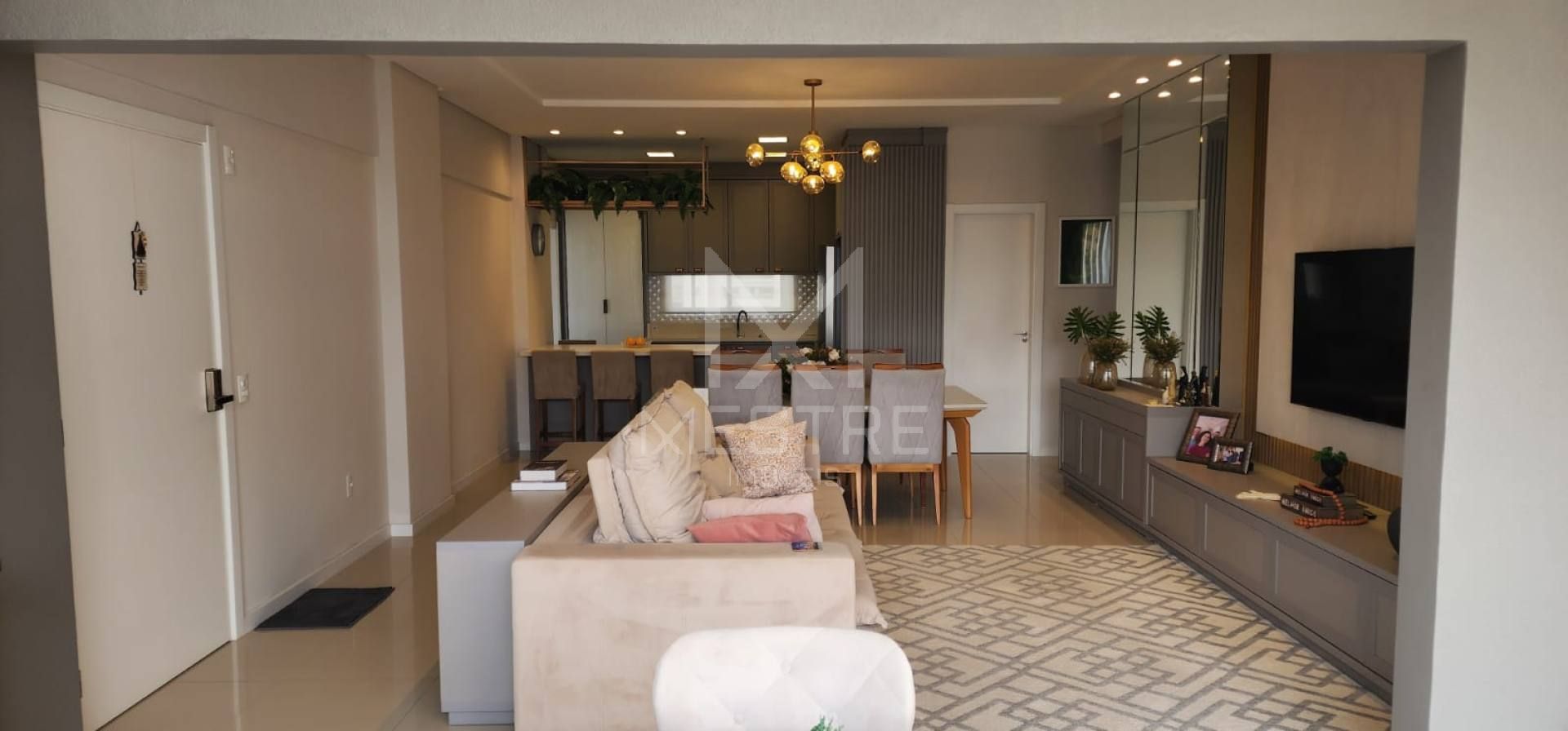 APARTAMENTO COM 03 SUÍTES TOTALMENTE MOBILIADO À VENDA NA MEIA PRAIA