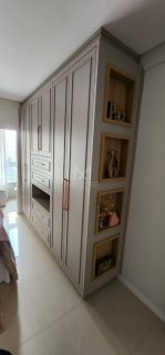 APARTAMENTO COM 03 SUÍTES TOTALMENTE MOBILIADO À VENDA NA MEIA PRAIA