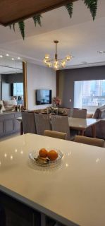 APARTAMENTO COM 03 SUÍTES TOTALMENTE MOBILIADO À VENDA NA MEIA PRAIA