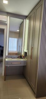 APARTAMENTO COM 03 SUÍTES TOTALMENTE MOBILIADO À VENDA NA MEIA PRAIA