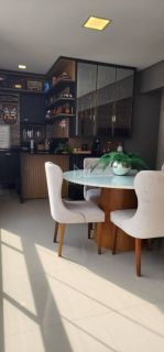 APARTAMENTO COM 03 SUÍTES TOTALMENTE MOBILIADO À VENDA NA MEIA PRAIA