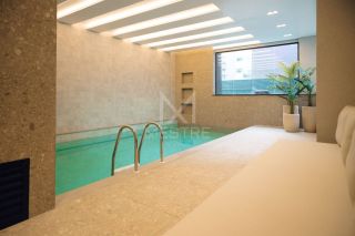 APARTAMENTO COM 04 SUÍTES À VENDA NO CORAÇÃO DA MEIA PRAIA