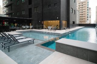 APARTAMENTO COM 04 SUÍTES À VENDA NO CORAÇÃO DA MEIA PRAIA