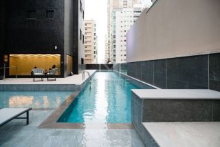 APARTAMENTO COM 04 SUÍTES À VENDA NO CORAÇÃO DA MEIA PRAIA