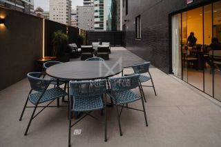 APARTAMENTO COM 04 SUÍTES À VENDA NO CORAÇÃO DA MEIA PRAIA