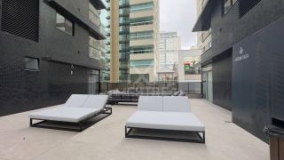 APARTAMENTO COM 04 SUÍTES À VENDA NO CORAÇÃO DA MEIA PRAIA