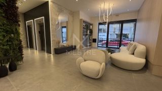 APARTAMENTO COM 04 SUÍTES À VENDA NO CORAÇÃO DA MEIA PRAIA