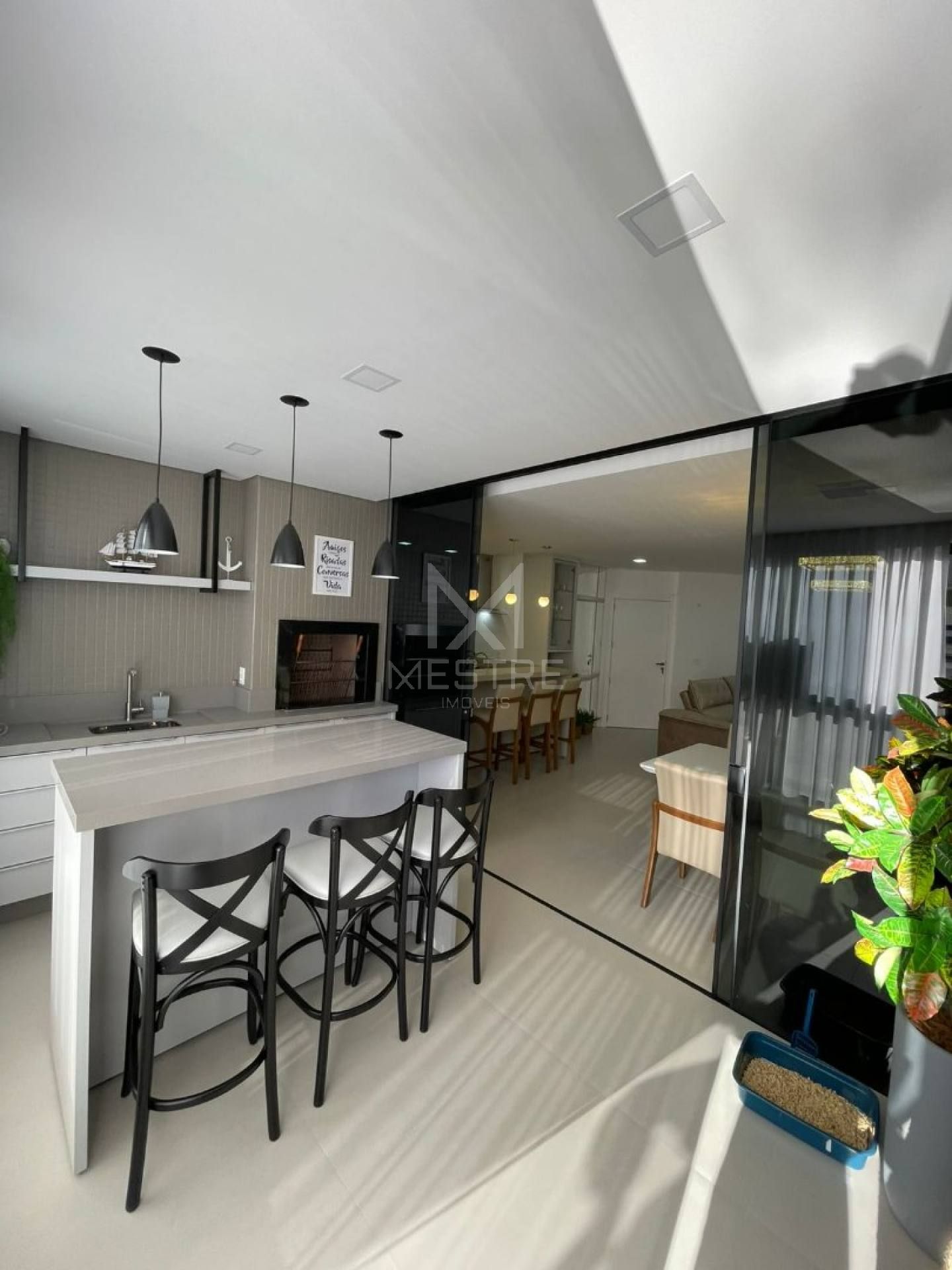 APARTAMENTO COM VISTA MAR E 03 SUÍTES À VENDA NA MEIA PRAIA