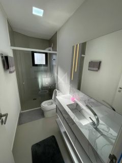 APARTAMENTO COM VISTA MAR E 03 SUÍTES À VENDA NA MEIA PRAIA