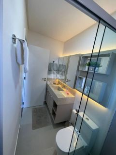 APARTAMENTO COM VISTA MAR E 03 SUÍTES À VENDA NA MEIA PRAIA