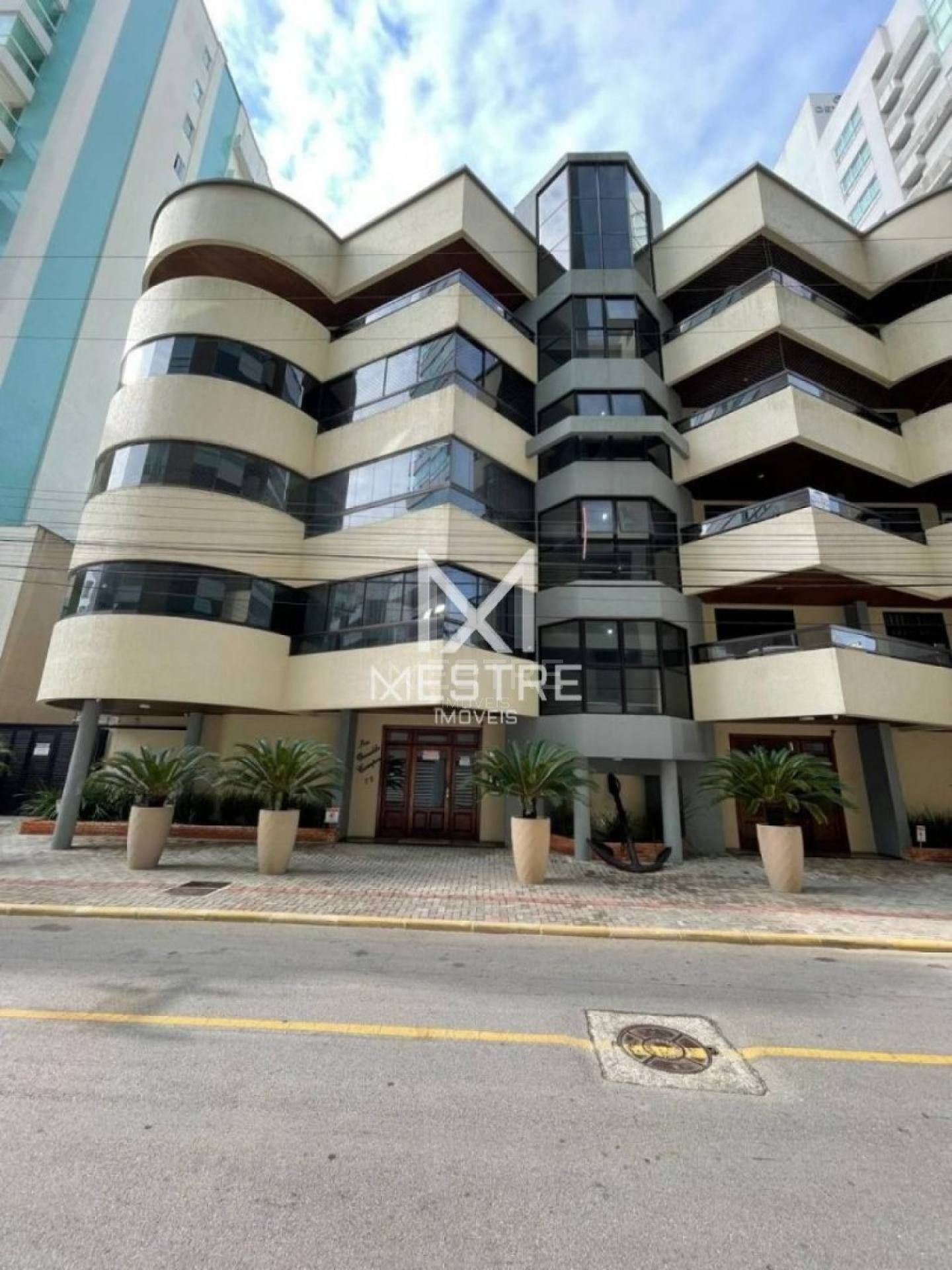 APARTAMENTO QUADRA MAR MOBILIADO COM 02 DORMITÓRIOS À VENDA NA MEIA PRAIA