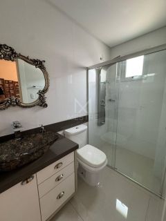 APARTAMENTO À VENDA COM 03 SUÍTES NA MEIA PRAIA