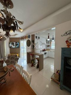 APARTAMENTO À VENDA COM 03 SUÍTES NA MEIA PRAIA