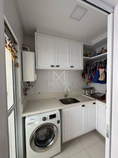 APARTAMENTO À VENDA COM 03 SUÍTES NA MEIA PRAIA