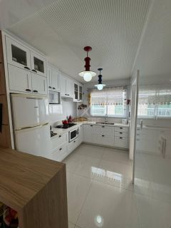 APARTAMENTO À VENDA COM 03 SUÍTES NA MEIA PRAIA