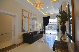 APARTAMENTO À VENDA COM 03 SUÍTES NA MEIA PRAIA