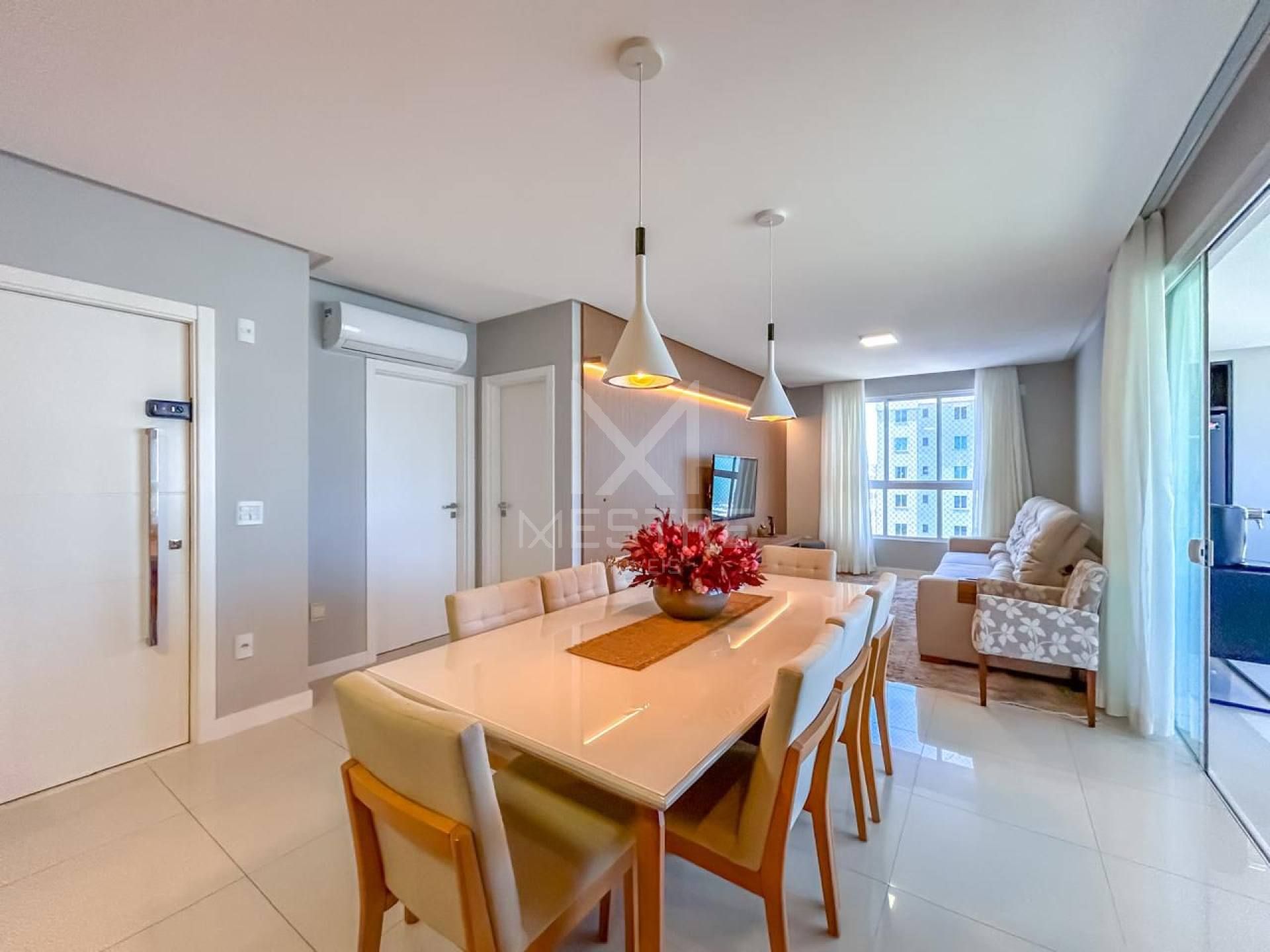 APARTAMENTO QUADRA MAR COM 03 SUÍTES TOTALMENTE MOBILIADO À VENDA NA MEIA PRAIA