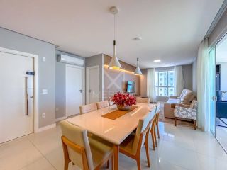 APARTAMENTO QUADRA MAR COM 03 SUÍTES TOTALMENTE MOBILIADO À VENDA NA MEIA PRAIA