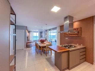 APARTAMENTO QUADRA MAR COM 03 SUÍTES TOTALMENTE MOBILIADO À VENDA NA MEIA PRAIA