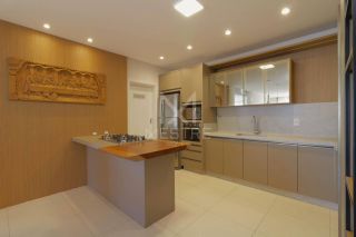 APARTAMENTO QUADRA MAR COM 03 SUÍTES TOTALMENTE MOBILIADO À VENDA NA MEIA PRAIA