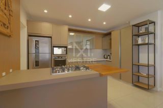 APARTAMENTO QUADRA MAR COM 03 SUÍTES TOTALMENTE MOBILIADO À VENDA NA MEIA PRAIA