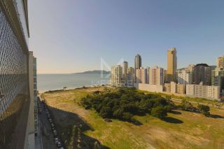 APARTAMENTO QUADRA MAR COM 03 SUÍTES TOTALMENTE MOBILIADO À VENDA NA MEIA PRAIA