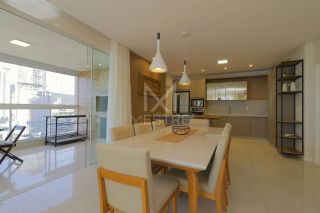 APARTAMENTO QUADRA MAR COM 03 SUÍTES TOTALMENTE MOBILIADO À VENDA NA MEIA PRAIA