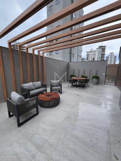 APARTAMENTO SEMI MOBILIADO 3 SUÍTES EM PRÉDIO NOVO NA MEIA PRAIA