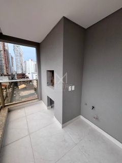APARTAMENTO SEMI MOBILIADO 3 SUÍTES EM PRÉDIO NOVO NA MEIA PRAIA