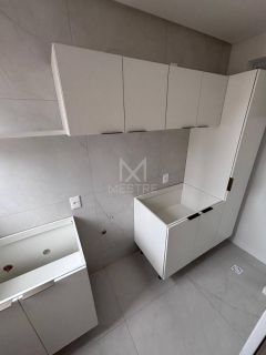 APARTAMENTO SEMI MOBILIADO 3 SUÍTES EM PRÉDIO NOVO NA MEIA PRAIA