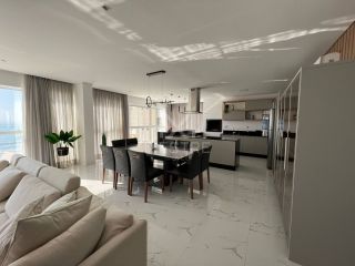 APARTAMENTO DE ALTO PADRÃO MOBILIADO EM MEIA PRAIA