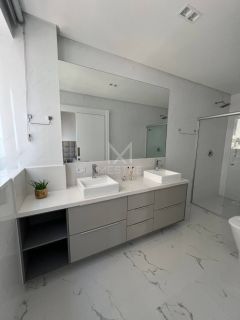 APARTAMENTO DE ALTO PADRÃO MOBILIADO EM MEIA PRAIA