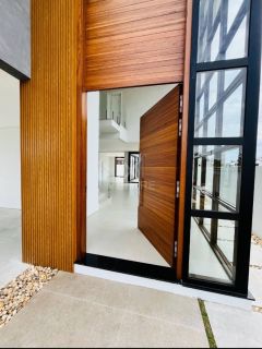 CASA  ALTO PADRÃO 03 SUÍTES