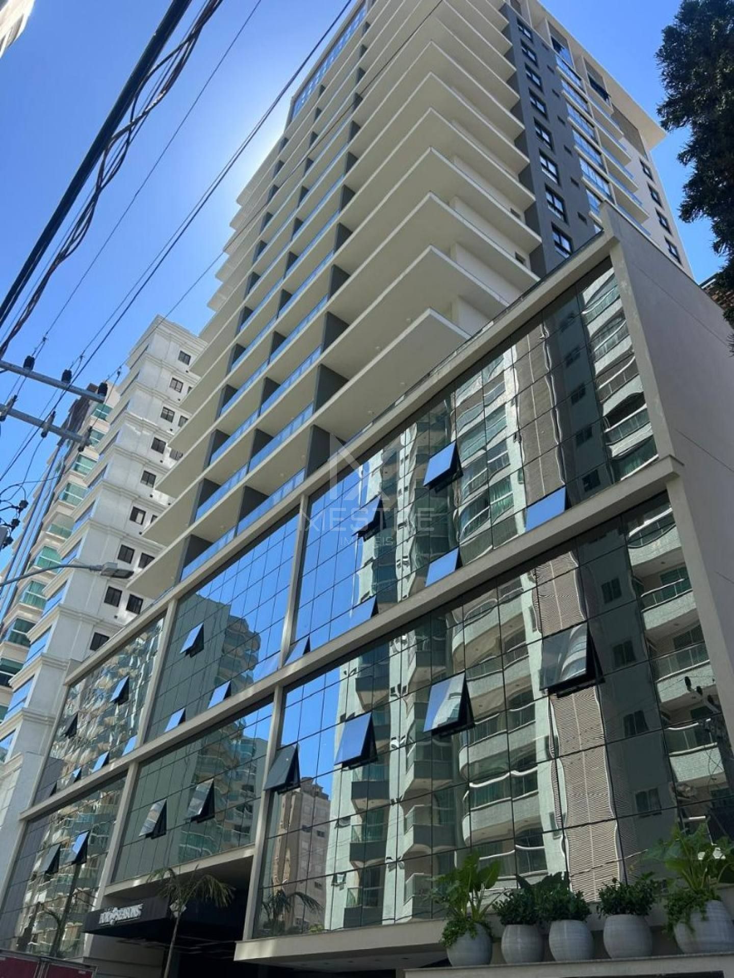 FLAT QUADRA MAR DISPONÍVEL À VENDA NA MEIA PRAIA