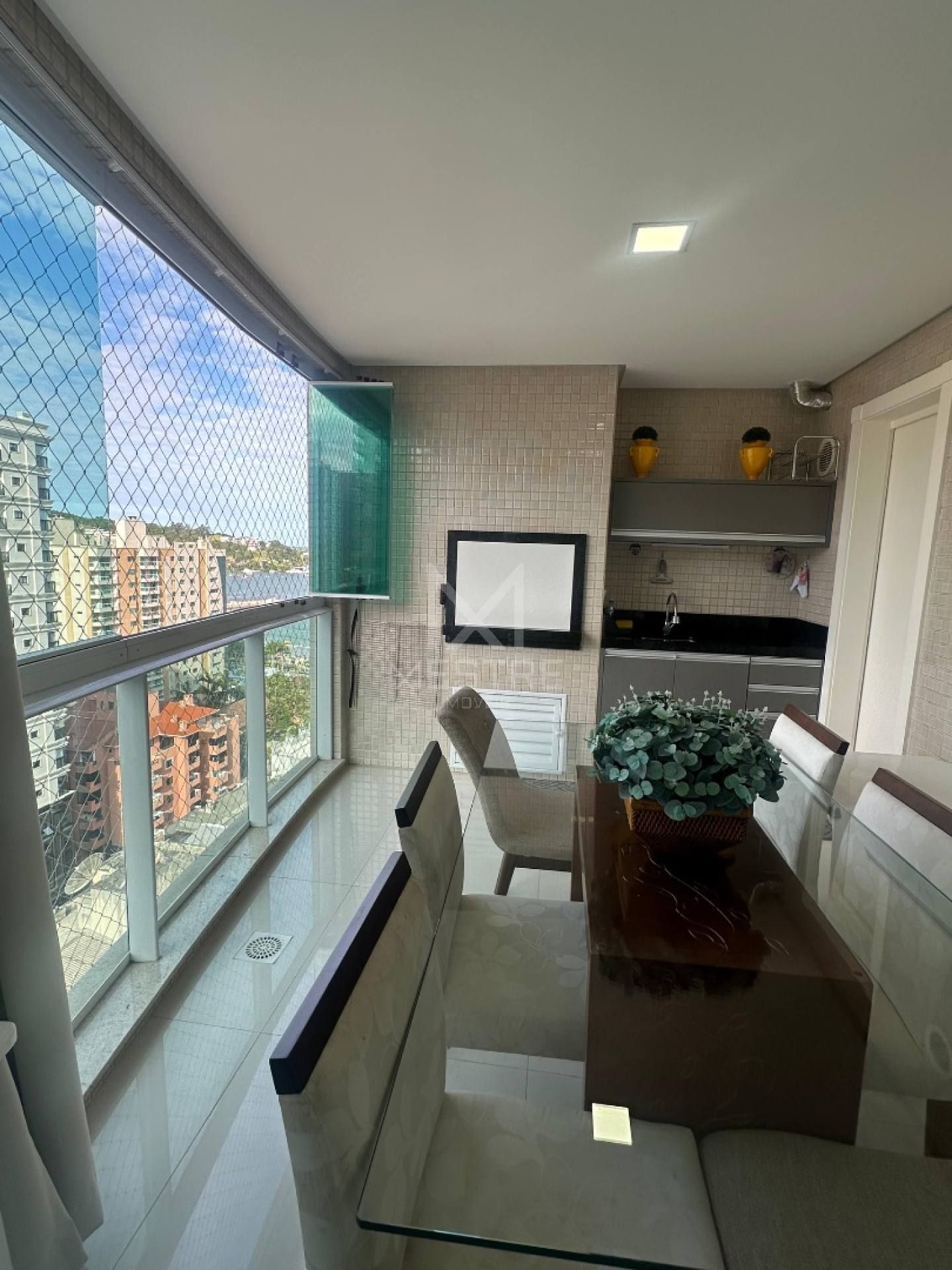 APARTAMENTO 04 SUÍTES Á 200 METROS DO MAR NO CENTRO DE ITAPEMA