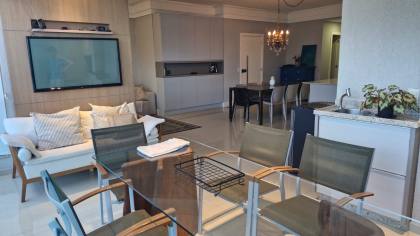 APARTAMENTO QUADRA MAR MOBILIADO COM 03 SUÍTES À VENDA NA MEIA PRAIA