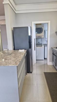 APARTAMENTO QUADRA MAR MOBILIADO COM 03 SUÍTES À VENDA NA MEIA PRAIA