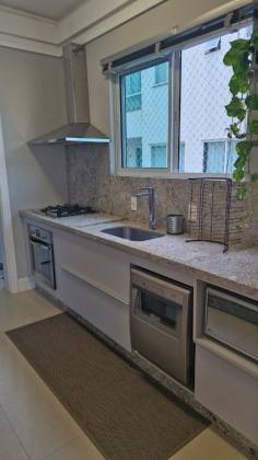 APARTAMENTO QUADRA MAR MOBILIADO COM 03 SUÍTES À VENDA NA MEIA PRAIA