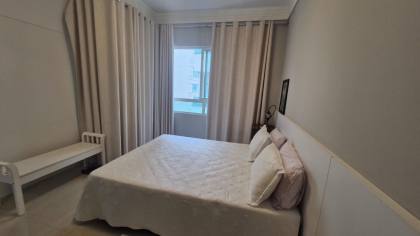 APARTAMENTO QUADRA MAR MOBILIADO COM 03 SUÍTES À VENDA NA MEIA PRAIA