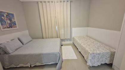 APARTAMENTO QUADRA MAR MOBILIADO COM 03 SUÍTES À VENDA NA MEIA PRAIA
