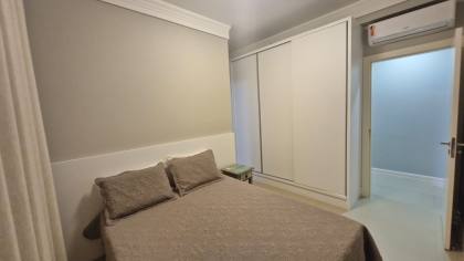 APARTAMENTO QUADRA MAR MOBILIADO COM 03 SUÍTES À VENDA NA MEIA PRAIA