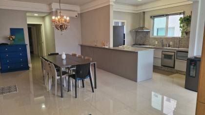 APARTAMENTO QUADRA MAR MOBILIADO COM 03 SUÍTES À VENDA NA MEIA PRAIA