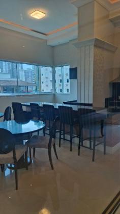 APARTAMENTO QUADRA MAR MOBILIADO COM 03 SUÍTES À VENDA NA MEIA PRAIA