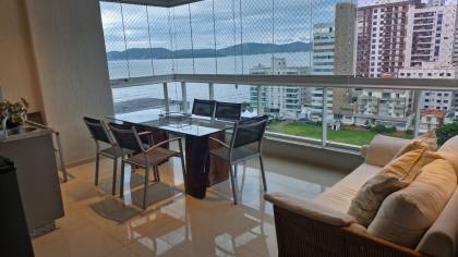 APARTAMENTO QUADRA MAR MOBILIADO COM 03 SUÍTES À VENDA NA MEIA PRAIA