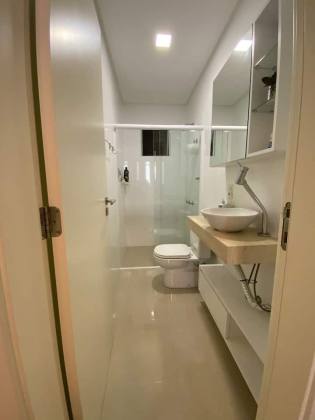 APARTAMENTO QUADRA MAR MOBILIADO COM 03 SUÍTES À VENDA NA MEIA PRAIA